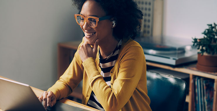 woman looking at a laptop screen