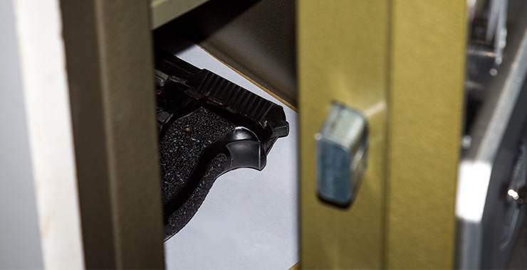 Hand locking safe with key