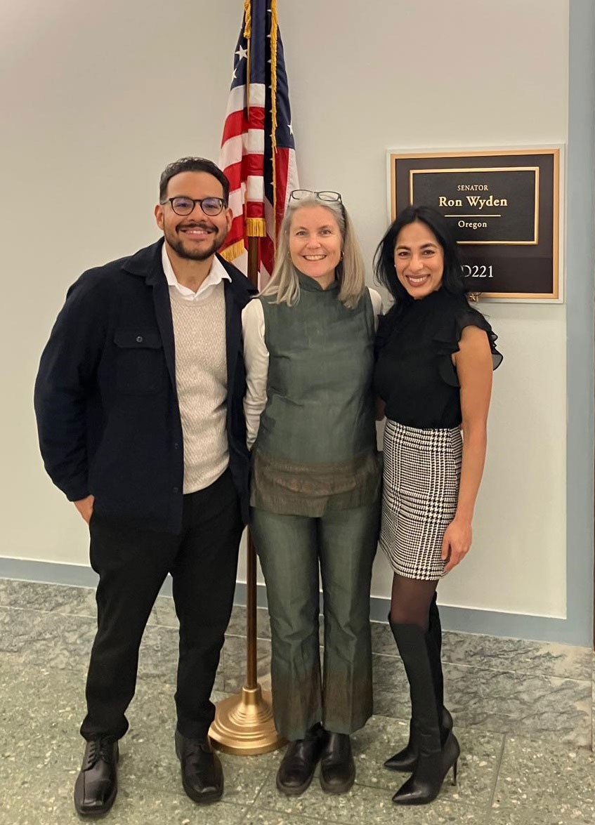 APA members from Oregon post outside Sen. Ron Wyden’s office