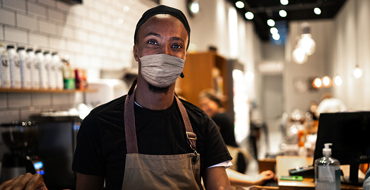 Restaurant employee wearing a face mask